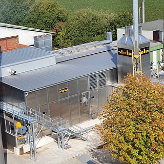 Eine Außenansicht einer Bandtrockneranlage, wie sie bei der Holzmühle Westerkamp zum Einsatz kommt
