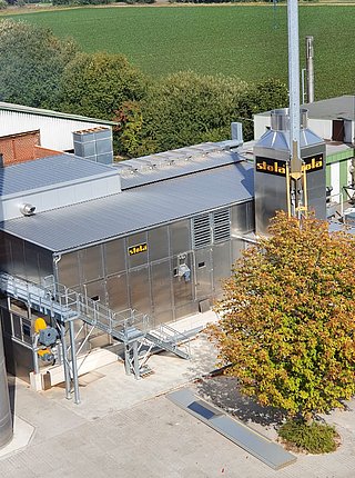Eine Außenansicht einer Bandtrockneranlage, wie sie bei der Holzmühle Westerkamp zum Einsatz kommt