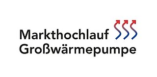 Logo mit der Aufschrift "Markthochlauf Großwärmepumpe" und drei stilisierten geschwungenen Pfeilen