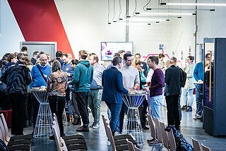 Mehrere Teilnehmerinnen und Teilnehmer bei einer Pause bei einer Veranstaltung.