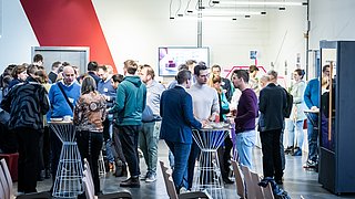Mehrere Teilnehmerinnen und Teilnehmer bei einer Pause bei einer Veranstaltung.