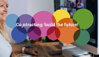 Es ist eine Frau am Computer zu sehen, die an einer Online-Veranstaltung teilnimmt. Auf dem Bildschirm sieht man in andere Teilnehmer. Das Logo vom dena-Modellvorhaben ist zu sehen.