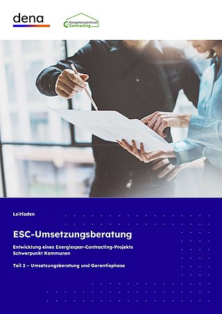 Zwei Personen betrachten gemeinsam ein Dokument, eine Person zeigt mit einem Stift darauf. Oben links Logos von dena und Kompetenzzentrum Contracting. Darunter Text zum Leitfaden ESC-Umsetzungsberatung für Energieprojekte in Kommunen.