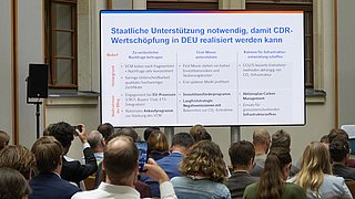 Präsentation der Ergebnisse der dena-Marktanalyse zu neuartigen CO₂-Entnahmen in Deutschland, vorgestellt auf der Fachkonferenz 'CO₂-Entnahme' am 8. Juni 2026.