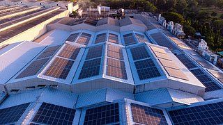 Solarpaneelen auf großflächigen Dächern