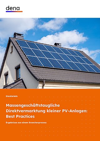 Hausdach mit mehreren Solarpaneelen unter blauem Himmel