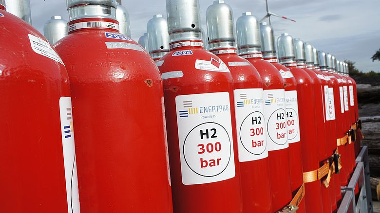 Rote Metallzylinder die Wasserstoff enthalten