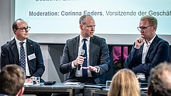 Dominik Räder (ZVEH), Michel Durieux (ZDB) und Hendrik Bollmann (SPD) diskutieren auf dem Podium