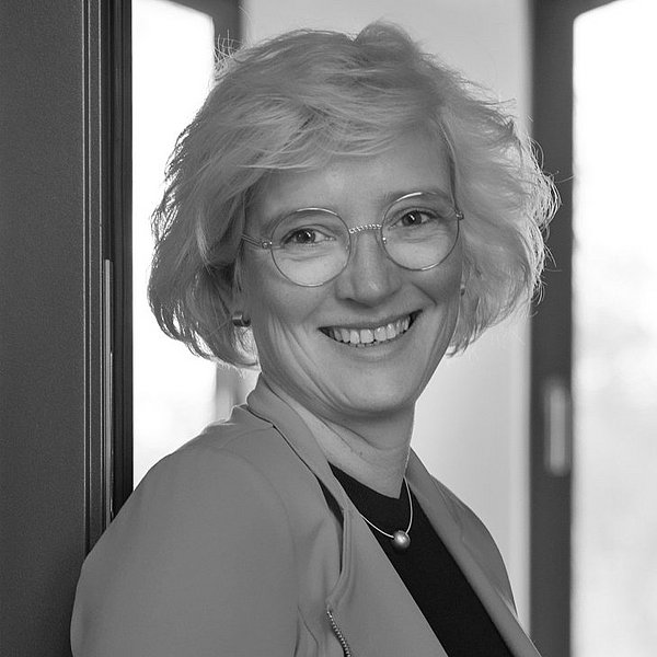 Foto von Bärbel Heidebroek in schwarz weiß