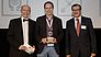 Andreas Kuhlmann, Vorsitzender der dena-Geschäftsführung und Adnan Z. Amin, Director General IRENA, mit Sicoya, Gewinner der Kategorie "Future Production & Manufacturing".