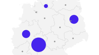 Karte von Deutschland mit blauen und grauen Kreisen, die Rechenzentrumsregionen und erneuerbare Energien nach Bundesländern darstellen.