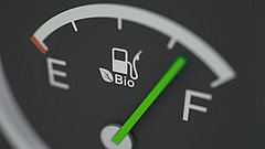 Kraftstoffanzeige mit grünem Zeiger auf der F-Markierung, darunter das Symbol für Bio-Kraftstoff mit einem Blatt.