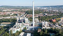 Das Bild zeigt das Kraftwerk für Müllverbrennung und Fernwärme in Stuttgart von oben mit der Stadt im Hintergrund. 