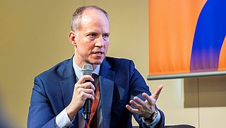 Nahaufnahme von Michel Durieux, der einen Diskussionsbeitrag leistet. 