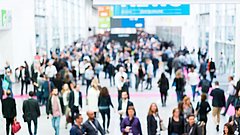 Menschen auf einer Messe. Bild unscharf gehalten