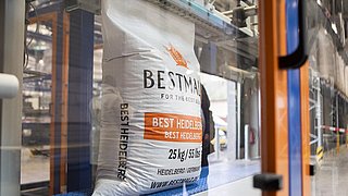 Ein Sack mit Malz in einer Abpackungsanlage.