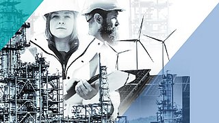Zwei Personen in Arbeitskleidung, eine mit Helm und die andere mit Brille, stehen vor Windkraftanlagen und Solarpanelen.