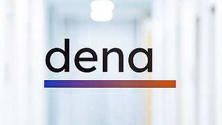 dena-Logo auf transparenter Glaswand
