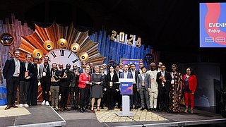 Set Award Ceremony, Gruppe von 20 Personen auf einer Bühne bei der Preisverleihung 2024, einige halten Auszeichnungen. 