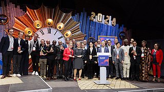 Set Award Ceremony, Gruppe von 20 Personen auf einer Bühne bei der Preisverleihung 2024, einige halten Auszeichnungen. 