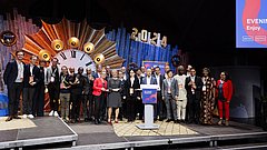 Set Award Ceremony, Gruppe von 20 Personen auf einer Bühne bei der Preisverleihung 2024, einige halten Auszeichnungen. 