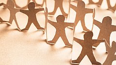 Papiermenschen, die eine Kette bilden