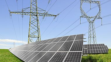 Solaranlagen und Stromleitungen