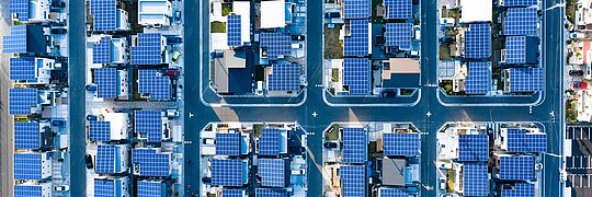 Photovoltaikanlagen auf Gebäuden von oben gesehen
