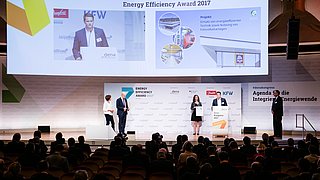 Hier ist jemand von ALDI SÜD auf der Bühne und präsentiert ihr Projekt Einsatz von energieeffizienter Technik sowie Nutzung von Photovoltaikanlagen bei der Preisverleihung des Energy Efficiency Awards 2017.