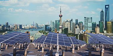 Skyline von Shanghai mit Solarzellen im Vordergrund