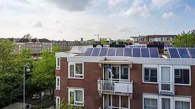 Wohnhaus mit Solarpanels auf dem Dach