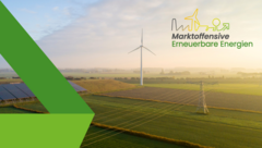 Landschaft mit Windkraftanlage und Solarpanelen auf einer Wiese. Rechts oben steht 'Marktoffensive Erneuerbare Energien'.
