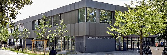 Blick von außen auf den Erweiterungsbau der Christoph-Kolumbus-Grundschule in Ingolstadt
