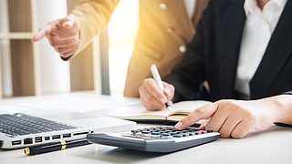 Geschäftsleute, die im Büro arbeiten