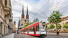 Eine fahrende Tram an einer Haltestelle in Halle an der Saale