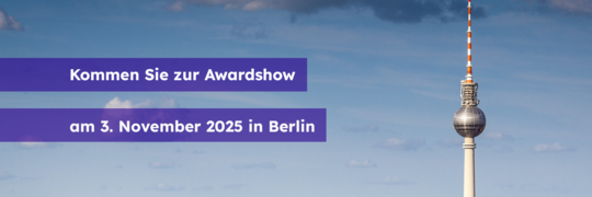 Berliner Fernsehturm vor Stadtpanorama unter blauem Himmel mit Text 'Kommen Sie zur Awardshow am 3. November 2025 in Berlin' auf lila Balken.