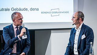 Christoph Stolz (Sto) und Christian Stolte (dena) diskutieren auf dem Podium