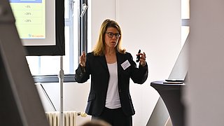 Eine Frau spricht in einem Workshop.
