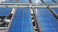 Solarkollektoren auf einem Dach.