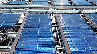 Solarkollektoren auf einem Dach.