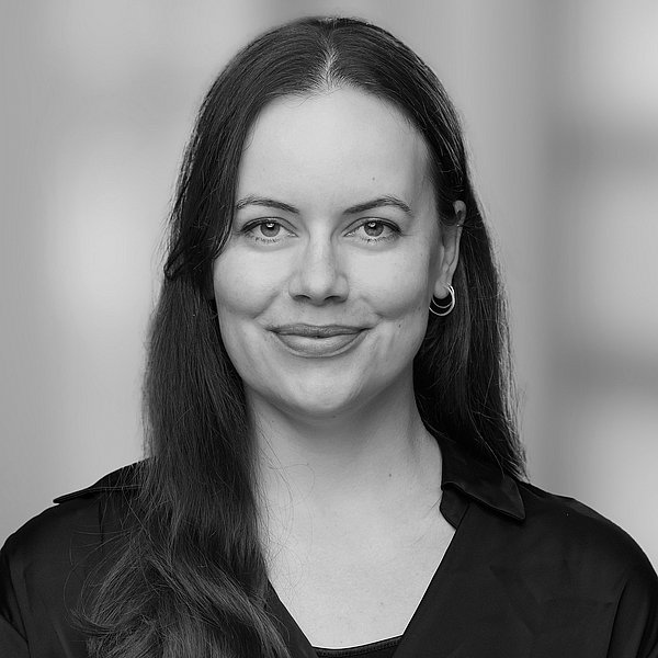 Foto von Laura Höltkemeier in schwarz weiß