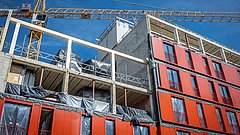 Bild einer mit Energiesprong sanierten Hausfassade während des Umbaus