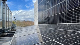 Die Photovoltaikanlage auf dem Dach des Kinos.