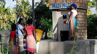 Ein solarer Wasserkiosk in Mosambik