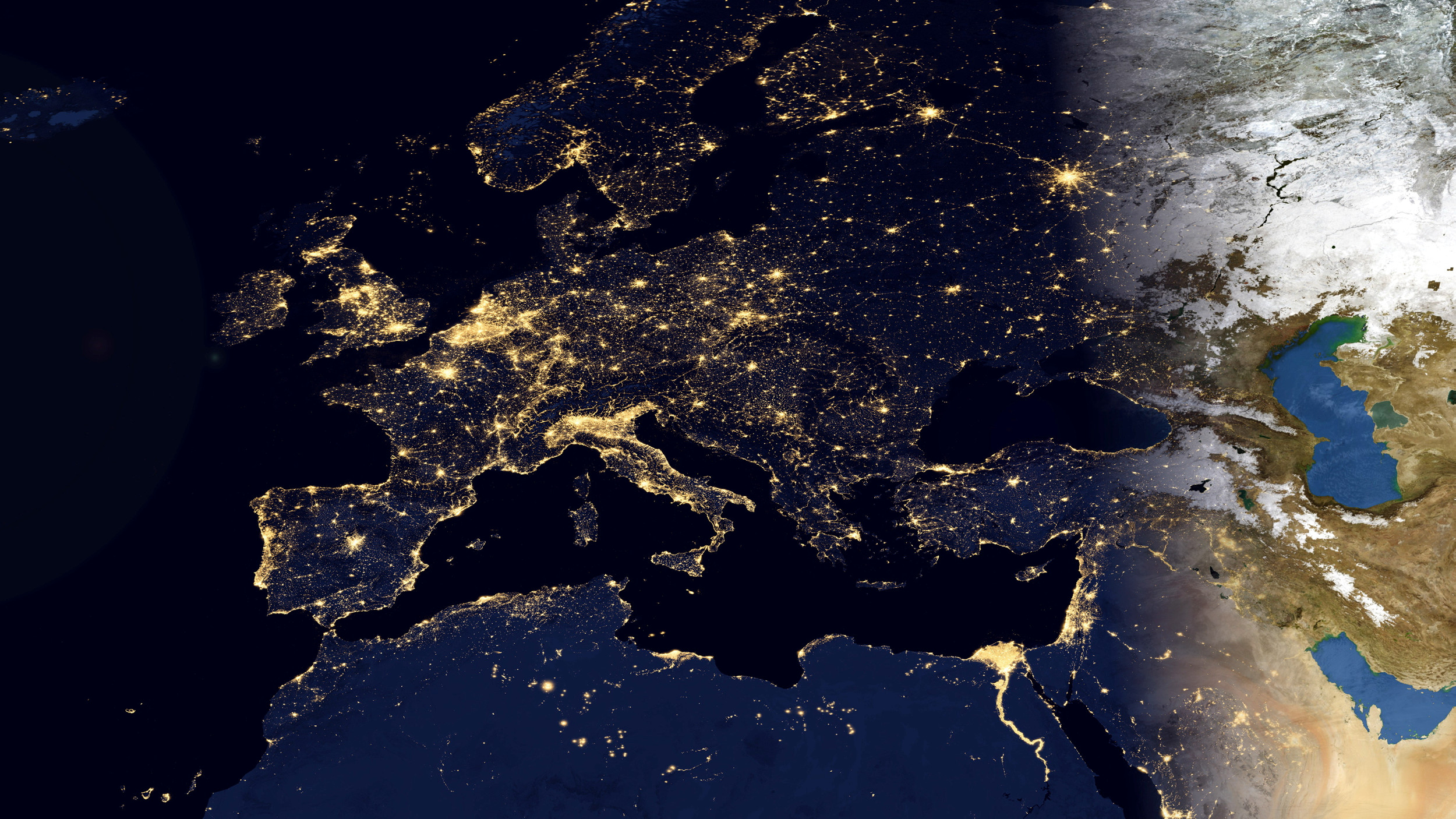 Satellitenaufnahme von Europa bei Nacht mit erleuchteten Städten und dem Übergang von Dunkelheit zu Tag in Richtung Osten.