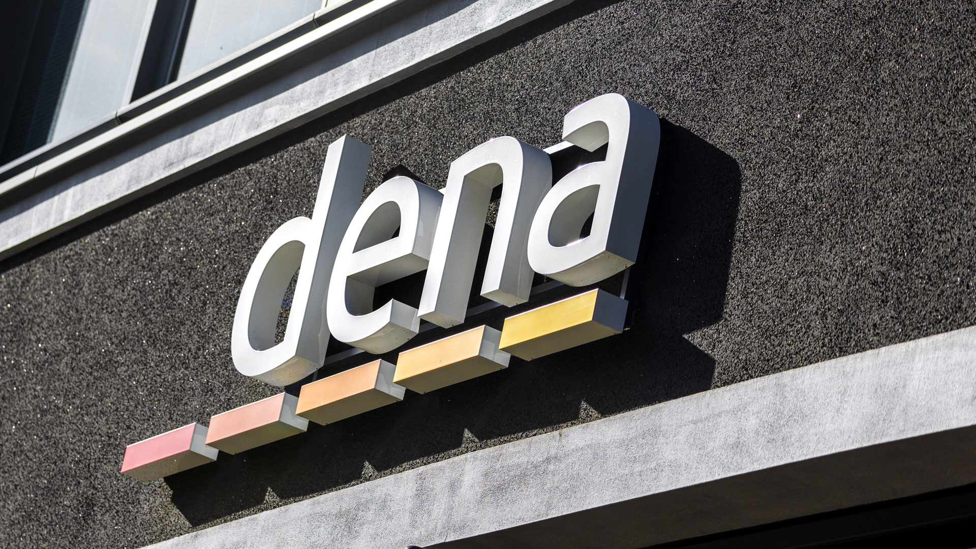 dena-Logo an Hauswand