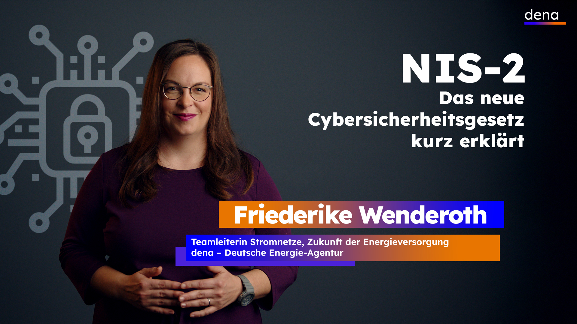 Frau mit langen braunen Haaren und lila Pullover vor dunkelgrauem Hintergrund, daneben Text zu NIS 2. Es handelt sich um Friederike Wenderoth, Teamleiterin Stromnetze bei der dena.