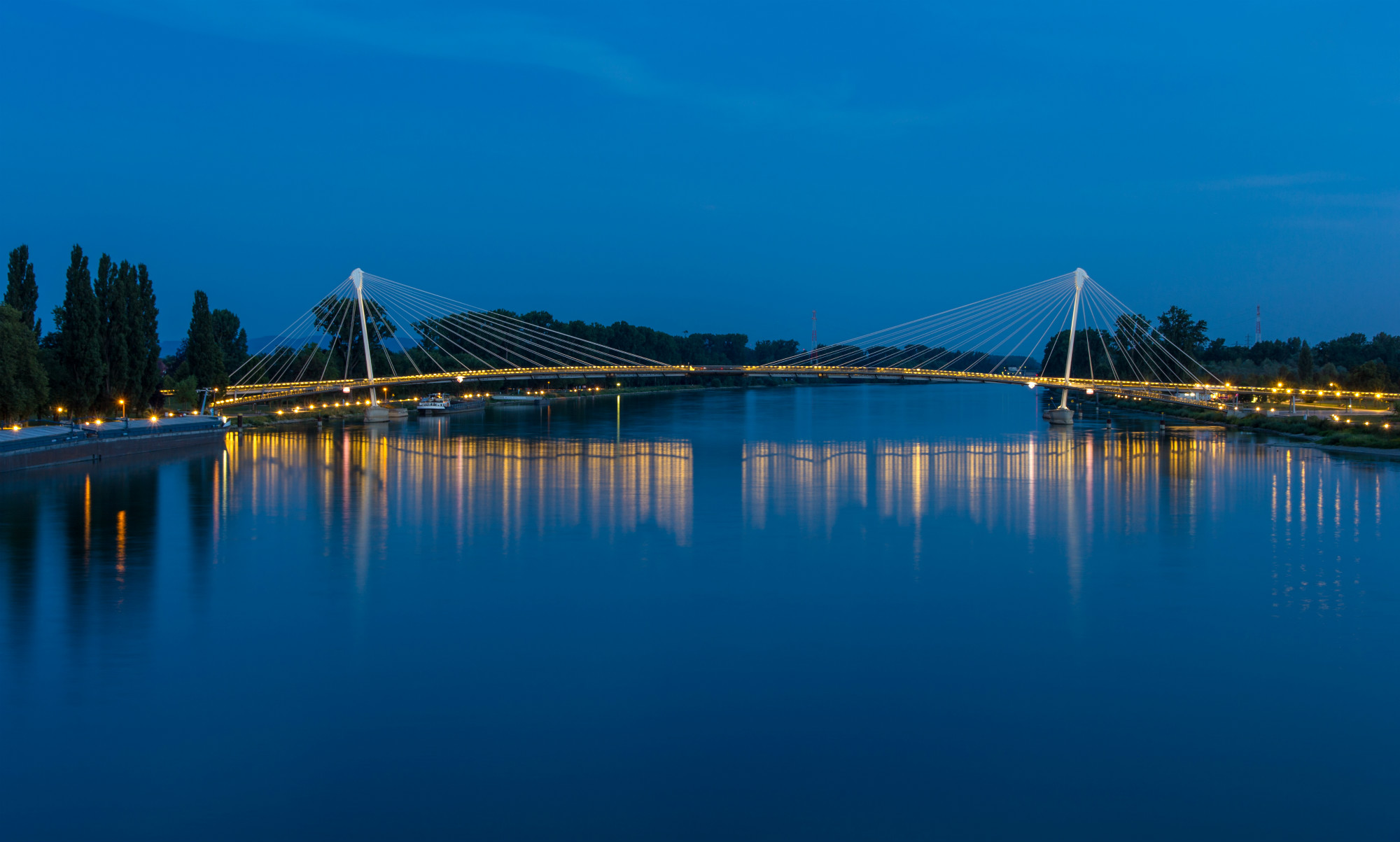 Brücke über einen Fluss bei Nacht