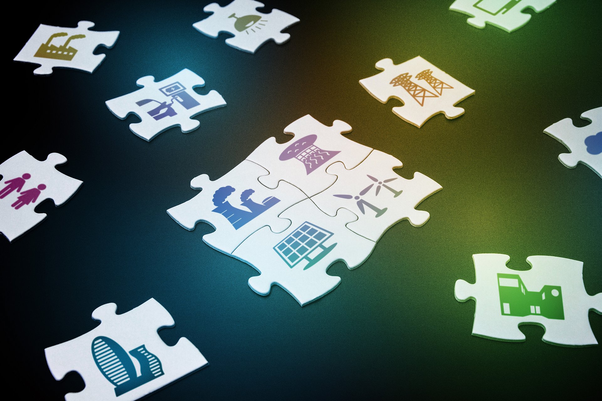 Puzzleteile auf denen verschiedene Energiesymbole gedruckt sind.