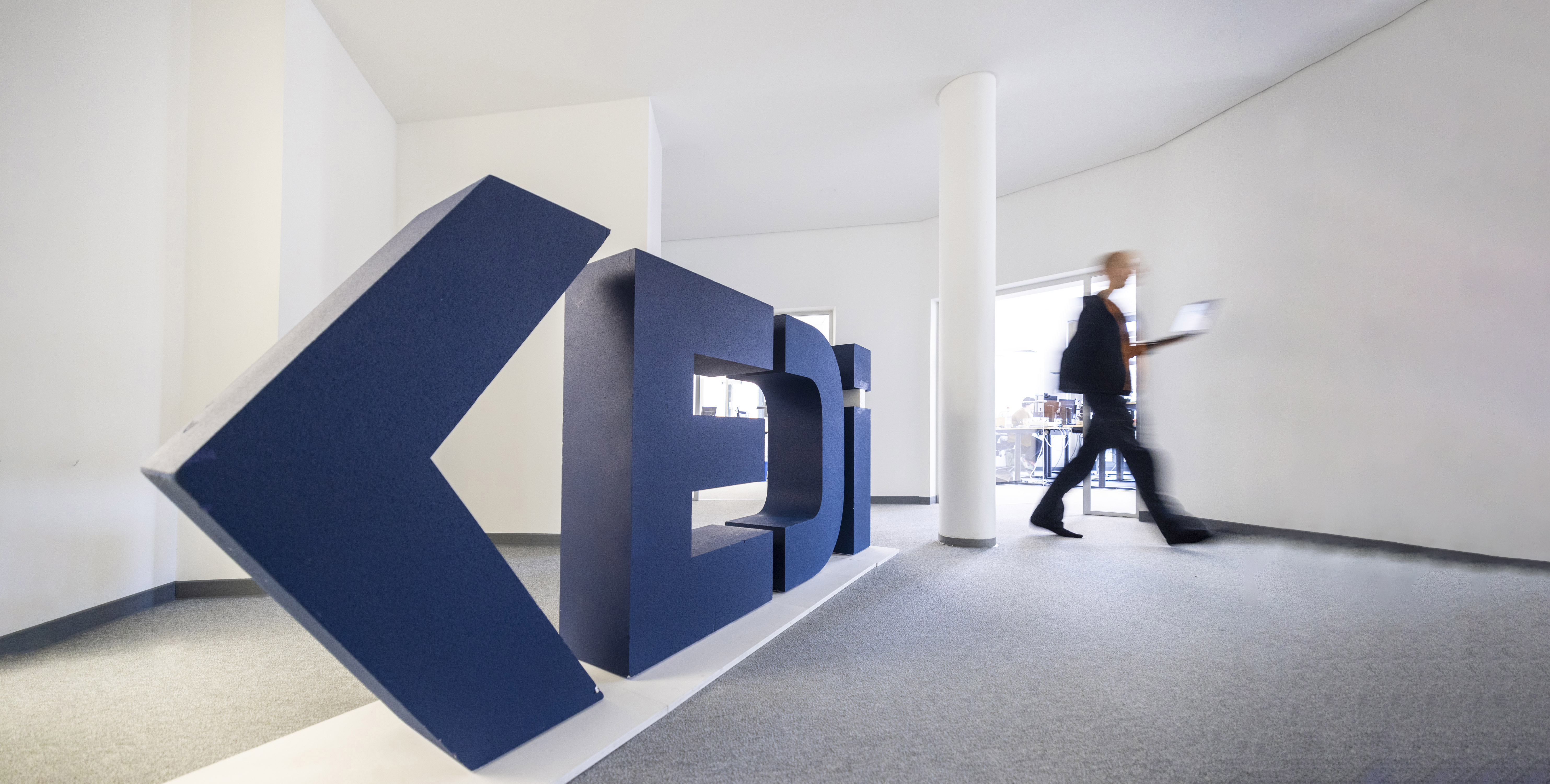 Im Raum aufgestelltes Logo des Kompetenzzentrums Energieeffizienz durch Digitalisierung in Industrie und Gebäuden